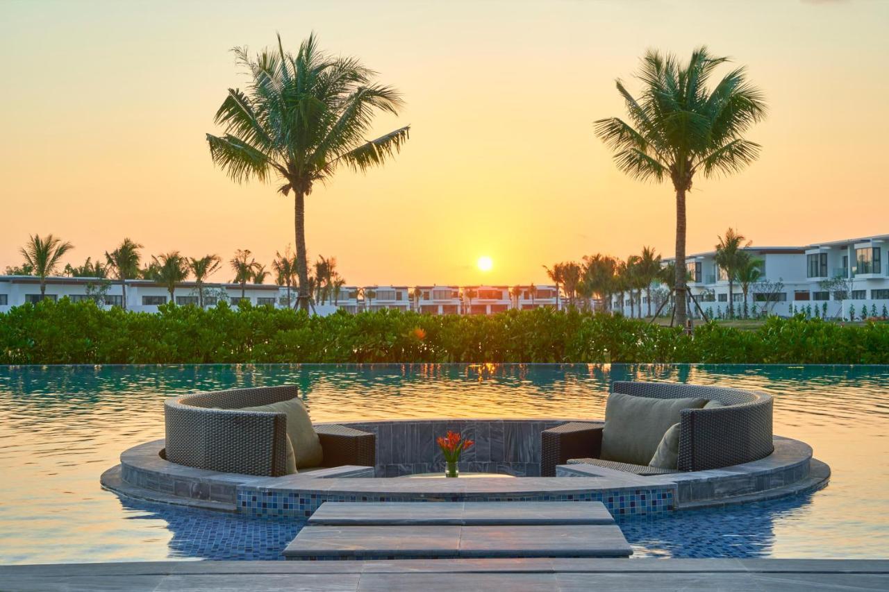 Moevenpick Villas & Residences Phu Quoc Exteriér fotografie Sunset at Vinpearl Hotel Nha Trang