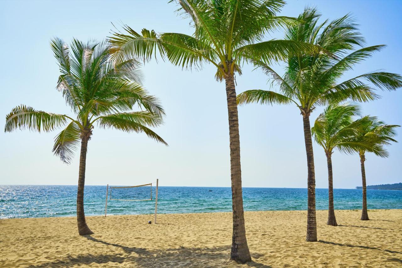 Moevenpick Villas & Residences Phu Quoc Exteriér fotografie Palm trees on the beach