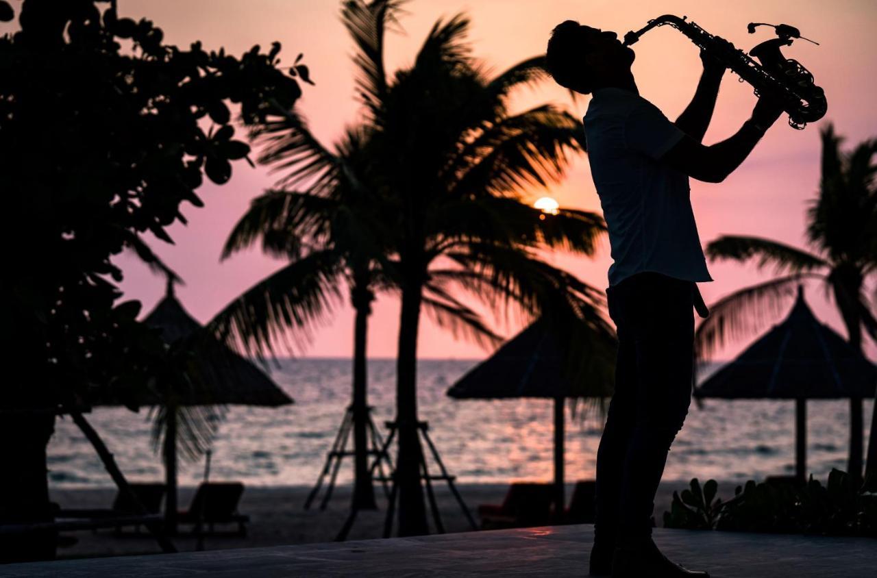Moevenpick Villas & Residences Phu Quoc Exteriér fotografie Sunset at the beach