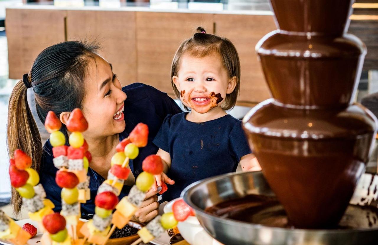 Moevenpick Villas & Residences Phu Quoc Exteriér fotografie A chocolate fountain